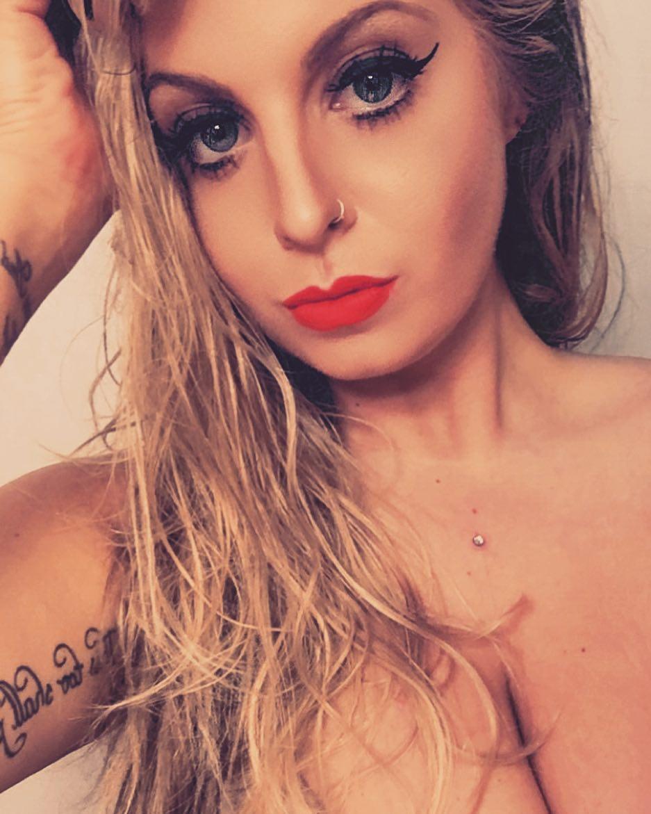 AnnaKabana / annakabanaofficial / loira peituda Nude OnlyFans Vazamentos 1