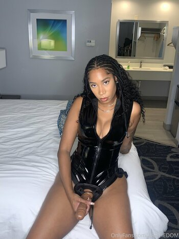 Aritheamazon / Ari T / Arrianathedomme / Ebony Kink Queen / The ebony amazon / ari_amazon / azriatheamazon Vazamentos Nuas OnlyFans Foto 19
