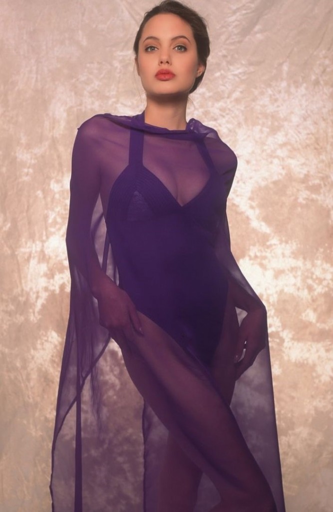 Angelina Jolie Jovem de Biquíni 16