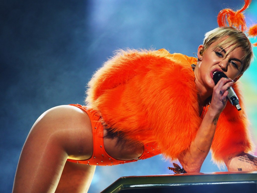 Miley Cyrus Buceta 02