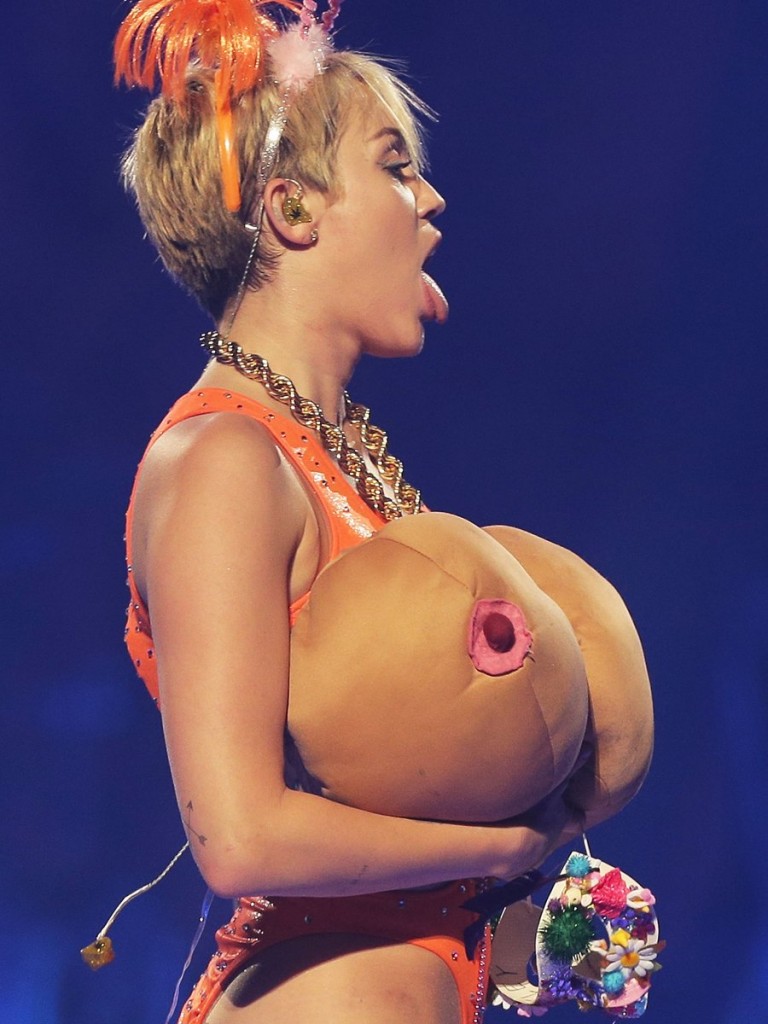 Miley Cyrus Buceta 06