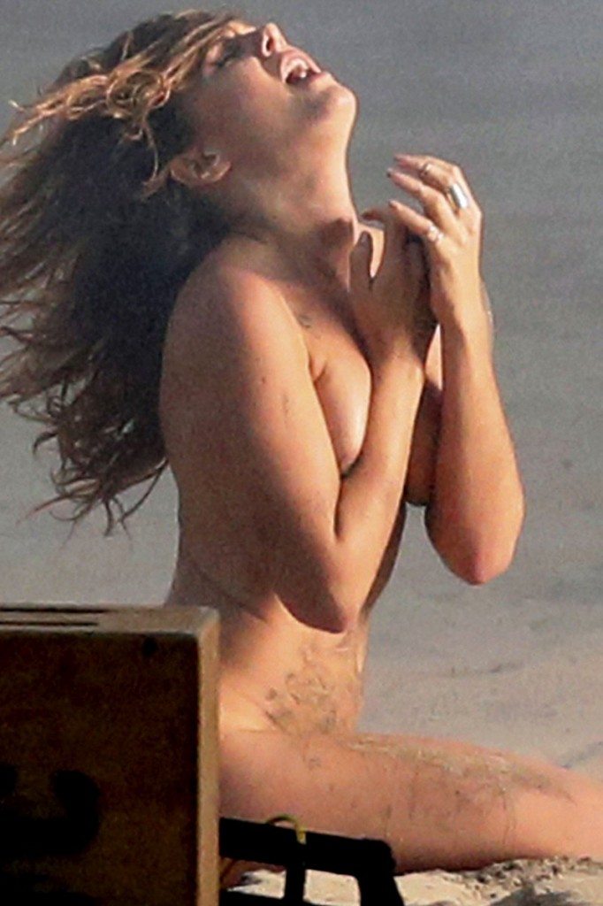 EXCLUSIVO: A estrela pop sueca Tove Lo grava um videoclipe MUITO revelador para sua nova música 'Timebomb' na praia