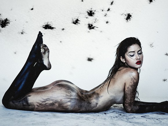 Jehane-Paris-Topless-In-Mud-By-Kesler-Tran-04-580x435