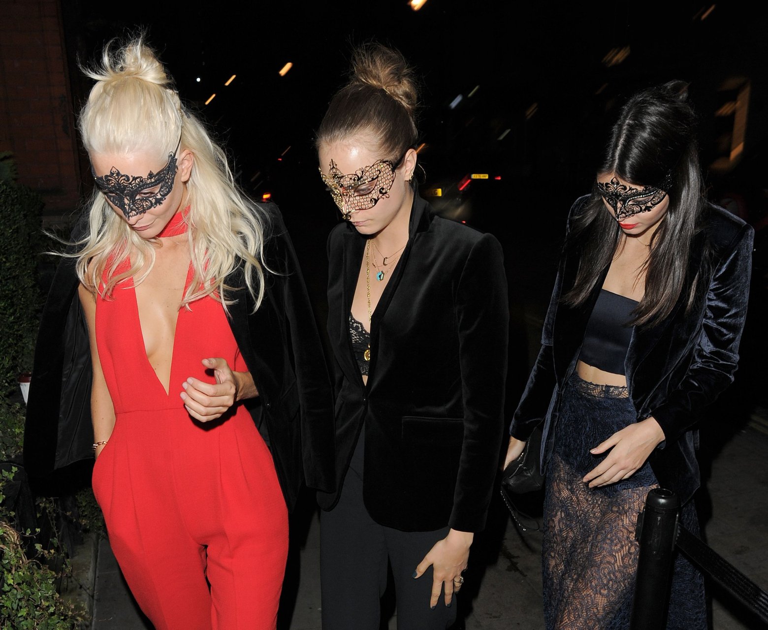 Kendall-Jenner-Cara-Delevingne-Sexy-11