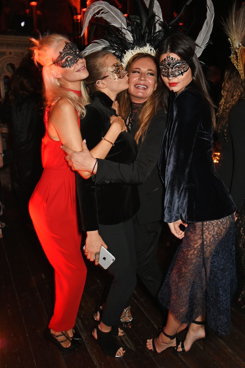 Kendall-Jenner-Cara-Delevingne-Sexy-7