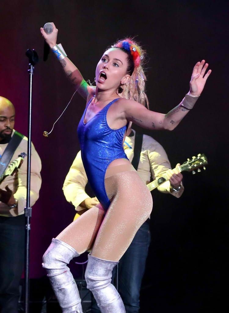 Miley-Cyrus-Sexy-18