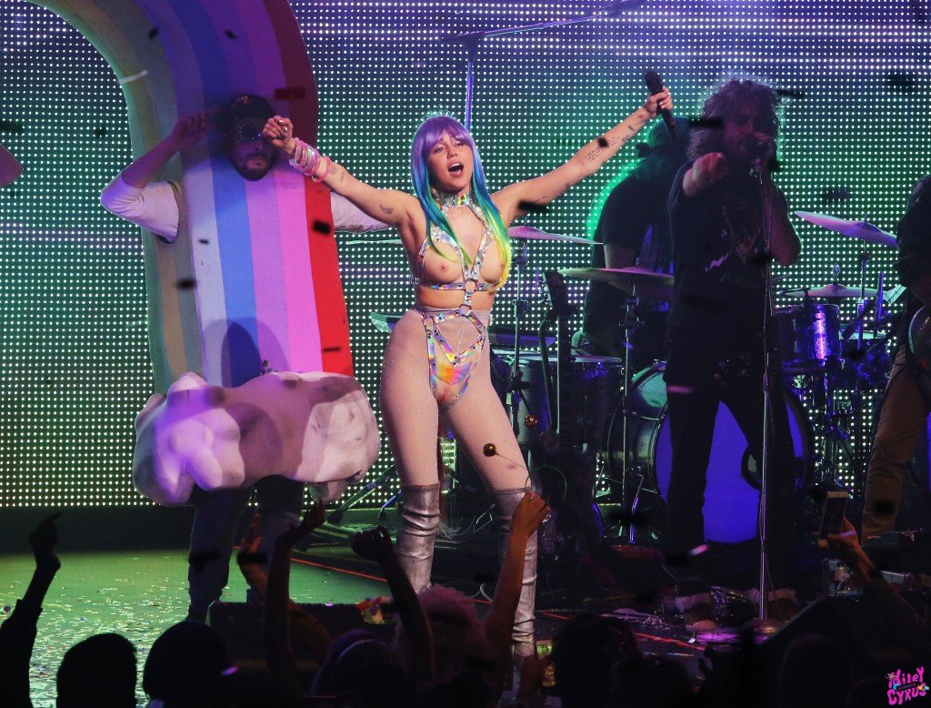 Miley-Cyrus-Sexy-14