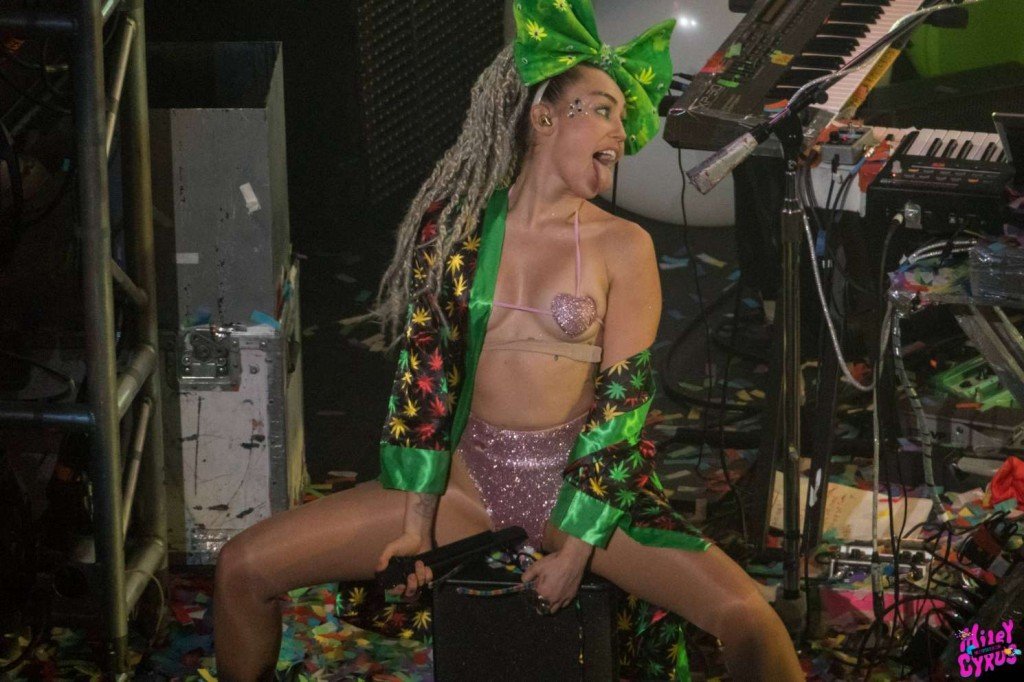Miley-Cyrus-Sexy-Photos-3