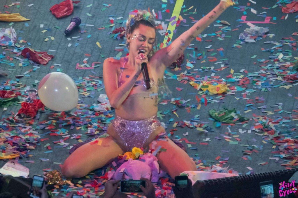 Miley-Cyrus-Sexy-Photos-4
