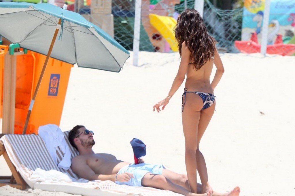 Izabel-Goulart-Sexy-Topless-12-thefappening.so.jpg