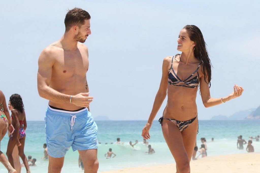 Izabel-Goulart-Sexy-Topless-26-thefappening.so.jpg