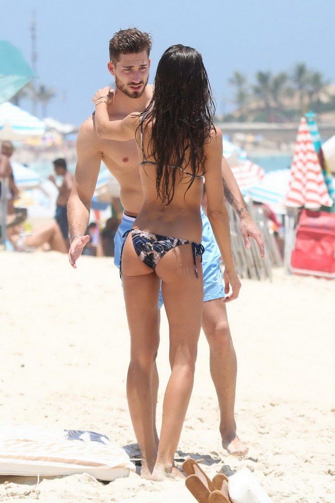 Izabel-Goulart-Sexy-Topless-3-thefappening.so.jpg