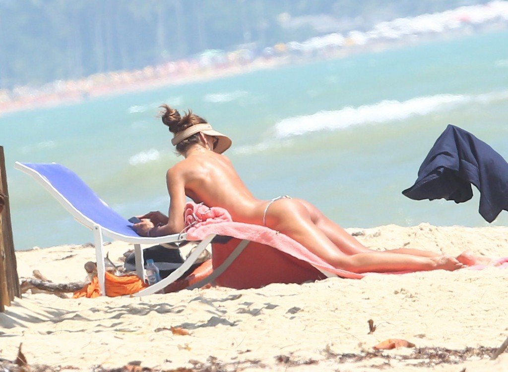 Izabel-Goulart-Sexy-Topless-37-thefappening.so