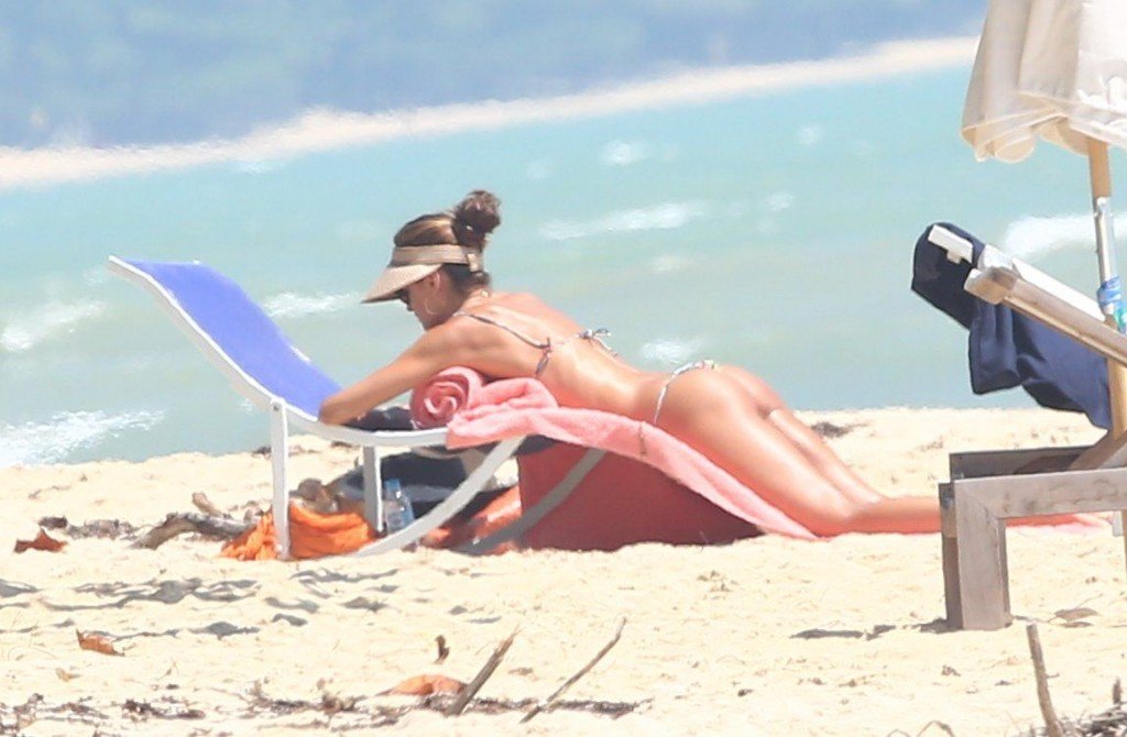 Izabel-Goulart-Sexy-Topless-39-thefappening.so