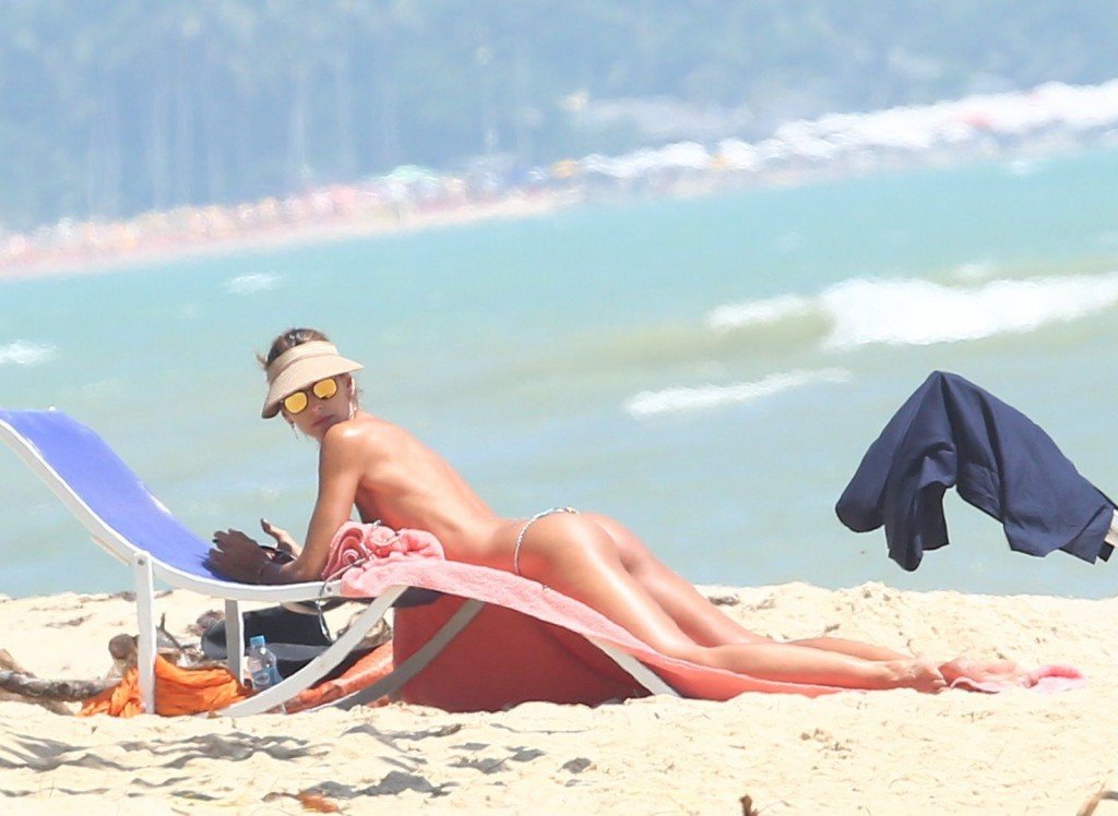 Izabel-Goulart-Sexy-Topless-41-thefappening.so