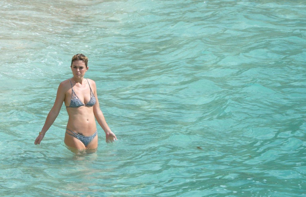 Serinda-Swan-Bikini-35