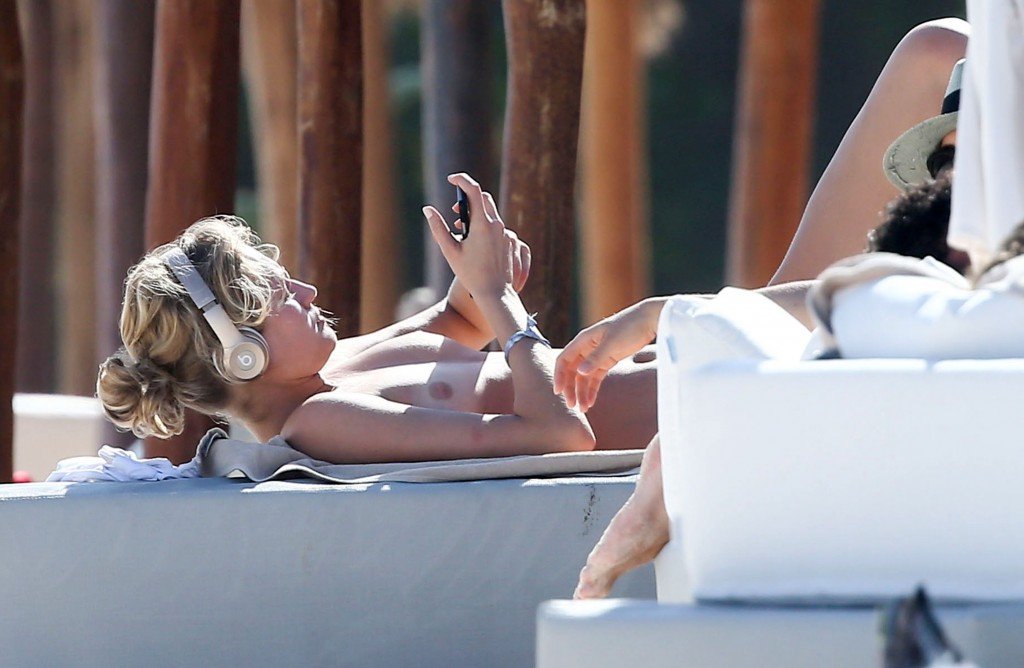 Toni-Garrn-Topless-9