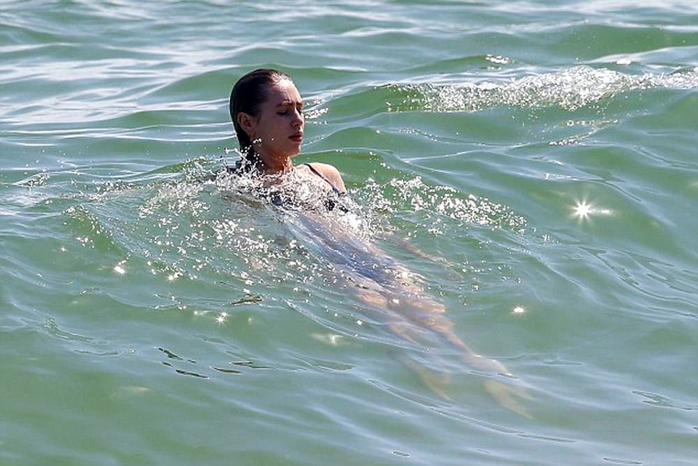 Dylan-Penn-Sexy-Topless-20