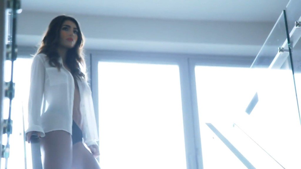 India-Reynolds-Sexy-Topless-BTS-1