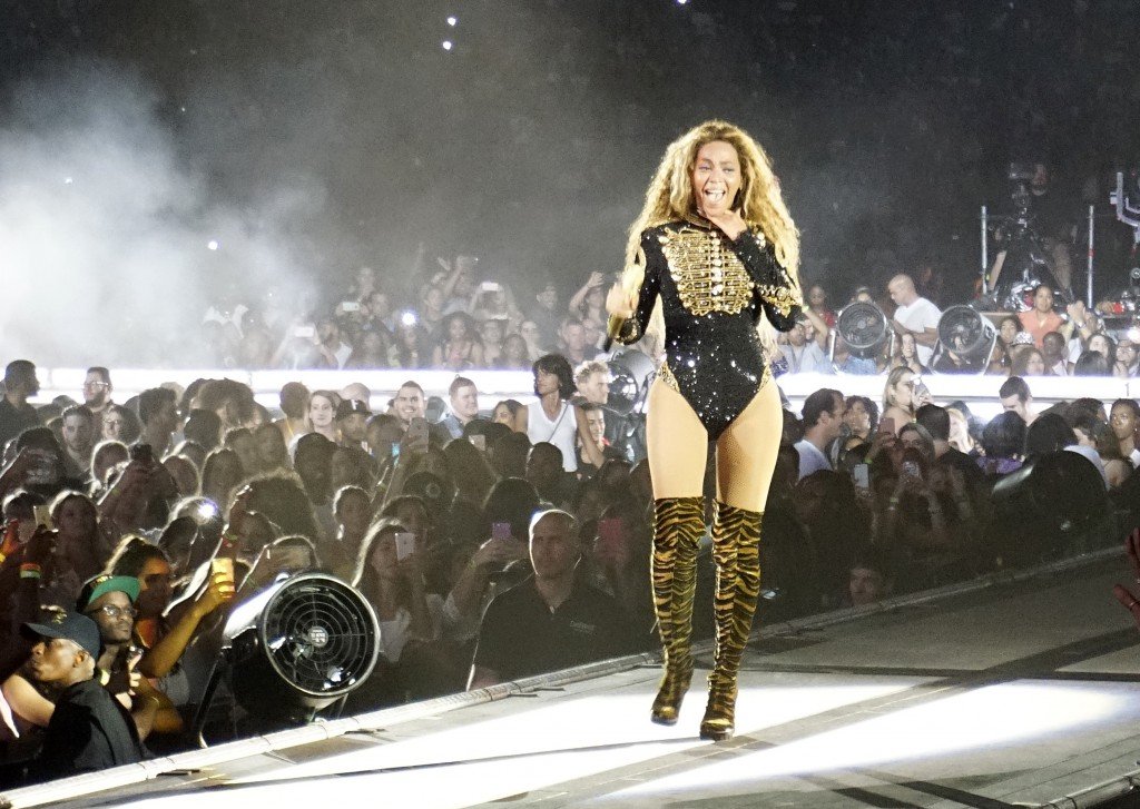 207117 INF/Starface 2016-04-27 Florida Miami Etats-Unis Premier concert de Beyonce après la sortie de son nouvel album "Lemonade". EXCLUSIVE TO INF. April 27, 2016: After some controversy surrounding her "Lemonade" album, Beyonce performs during the first stop on her Formation World Tour at Marlins Park in Miami. The superstar wore a nuber of sexy outfits throughout the concert, including a red vinyl corset and knee high boots combination, and even went barefoot during one of the final songs. EXCLUSIVE Knowles, Beyonce ("Destiny's Child")