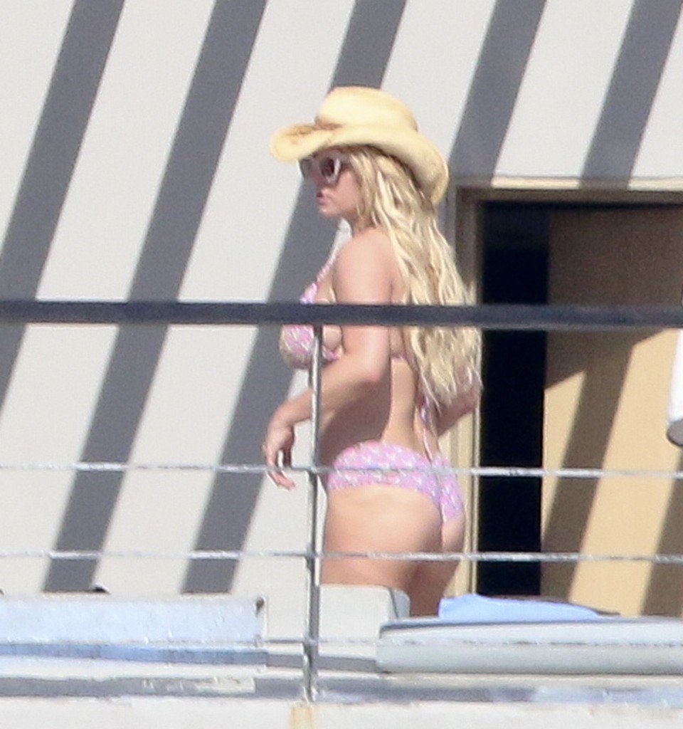 Jessica Simpson Sexy 40
