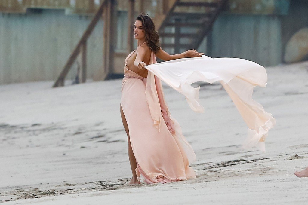 Alessandra Ambrosio Sexy 26