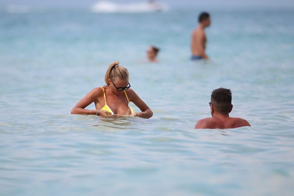 Laura Cremaschi Sexy & Topless 6