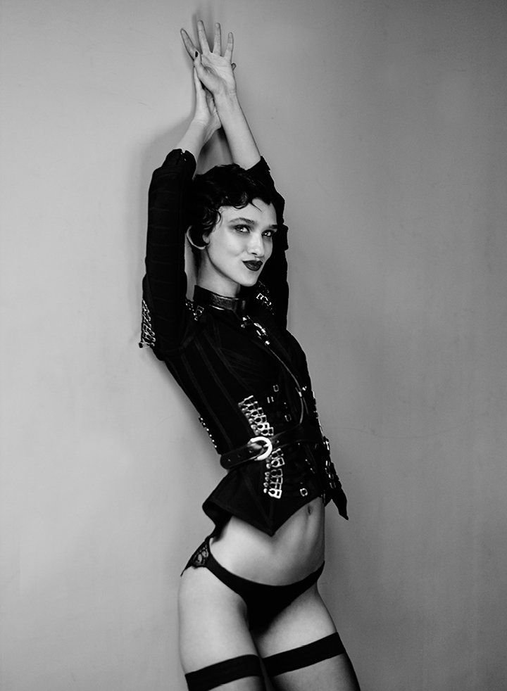 Paula Bulczynska Topless & Sexy 5