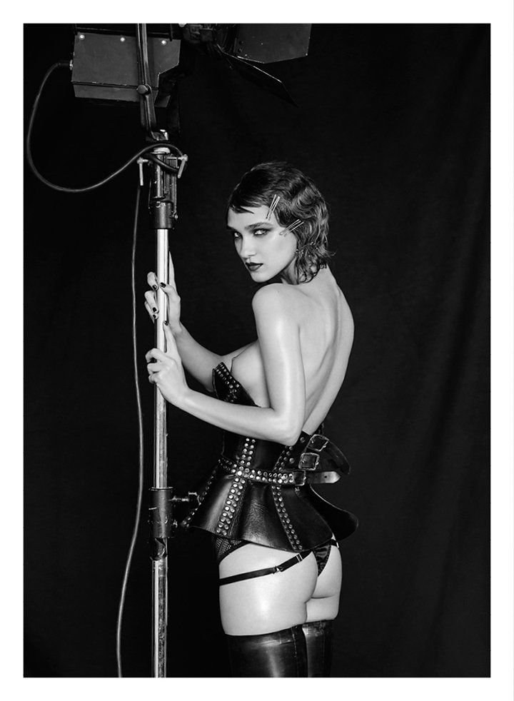 Paula Bulczynska Topless & Sexy 6