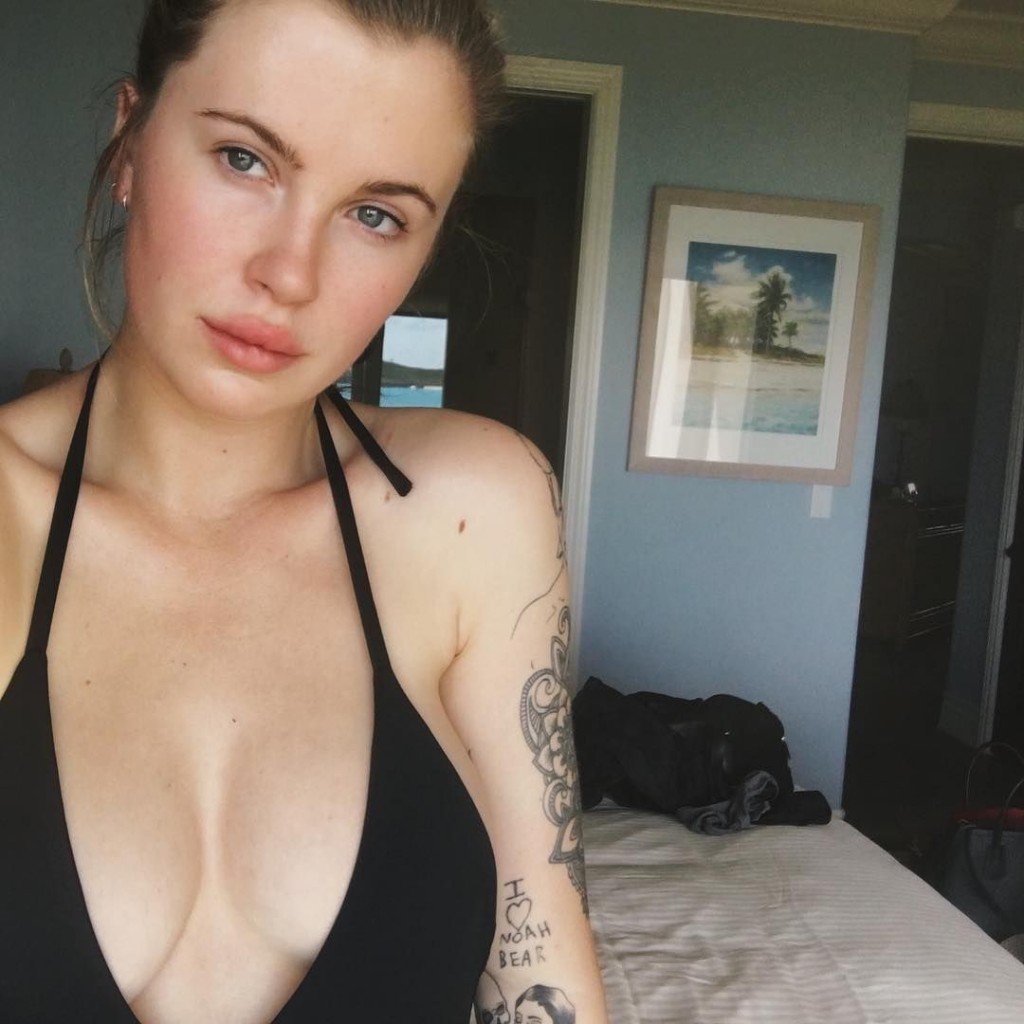 Decote de Ireland Baldwin Sexy 1 thefappening.so