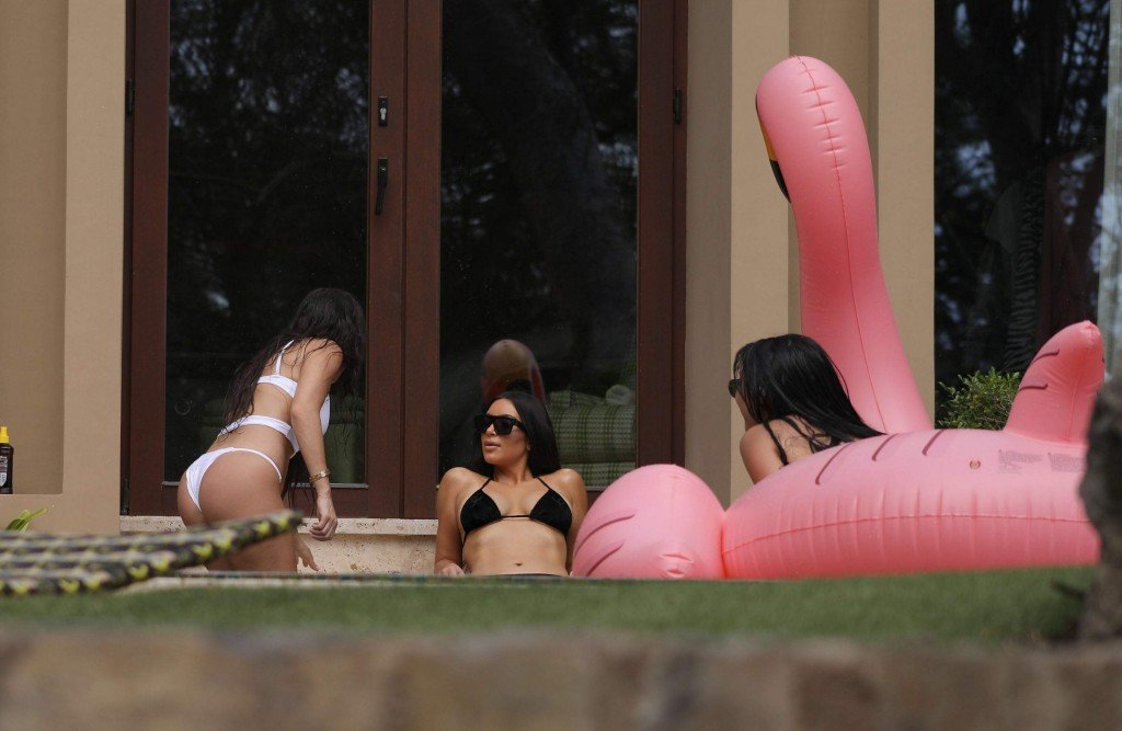Kim & Kourtney Kardashian Sexy 2 thefappening.so