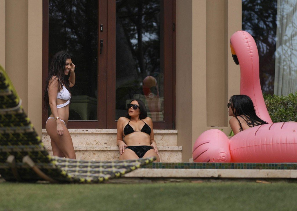 Kim & Kourtney Kardashian Sexy 3 thefappening.so