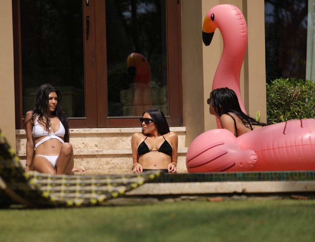 Kim & Kourtney Kardashian Sexy 6 thefappening.so