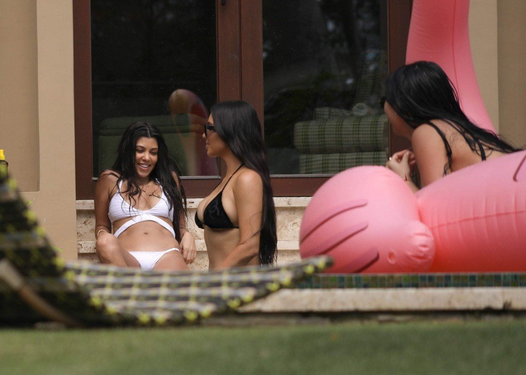 Kim & Kourtney Kardashian Sexy 7 thefappening.so
