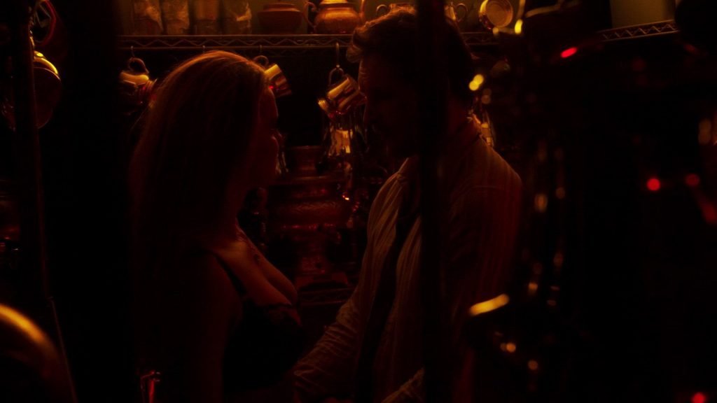 Cena sexy de Betty Gilpin