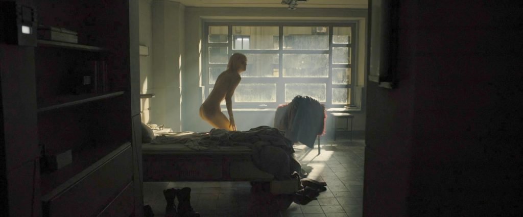 Mackenzie Davis Nua